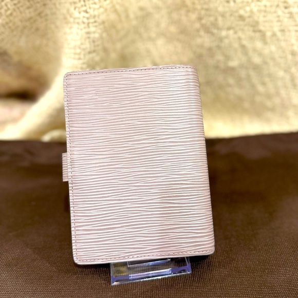 Louis Vuitton Grey Lilac EPI Notebook Agenda
Planner Wallet - Picture 2 of 13